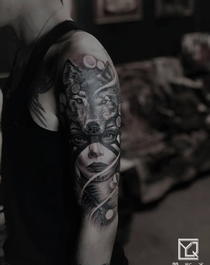 狼与女孩纹身图片_手臂肩部欧美写实欧美写实狼花臂纹身图案