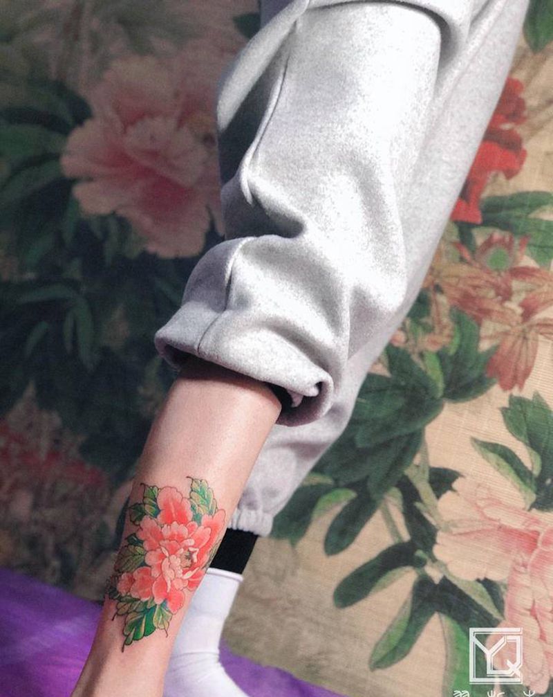 遮盖花纹身图片_腿部新传统牡丹花遮盖女式纹身图案
