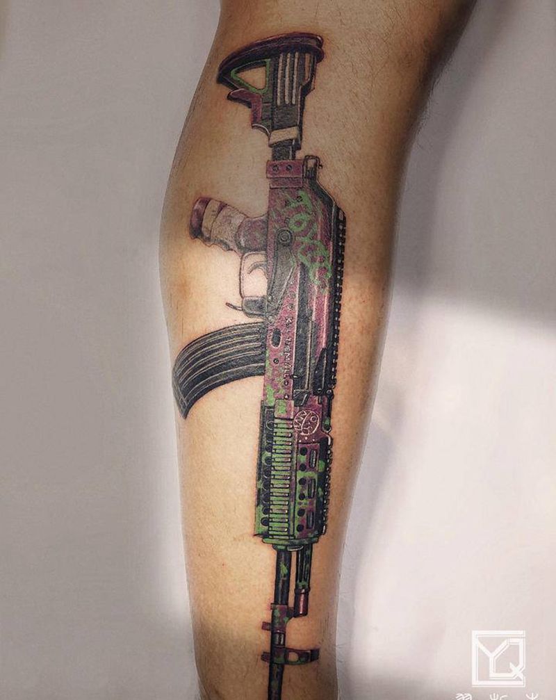 M762纹身图片_腿部脚部欧美写实新传统欧美写实枪花腿纹身图案