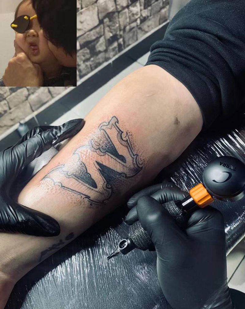 私人设计纹身图片_手臂花体字点刺花体字字母纹身图案