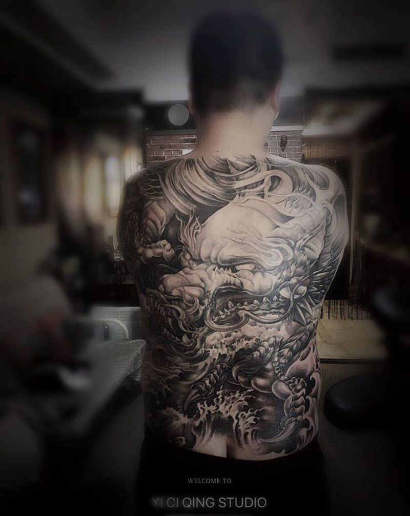 满背龙纹身图片_背部新传统欧美写实满背龙写实纹身图案