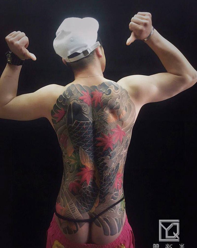 新盖中盖纹身图片_背部肩部老传统遮盖老传统日式满背鱼纹身图案