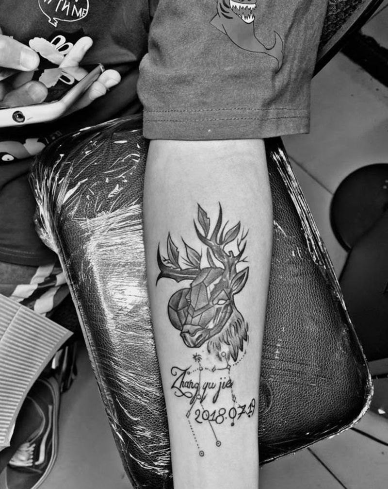 鹿纹身图片_手臂纹身图案