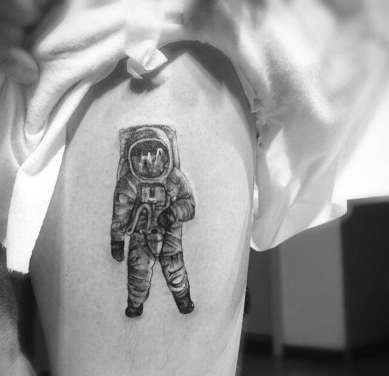 写实宇航员纹身图片_腿部欧美写实纹身图案