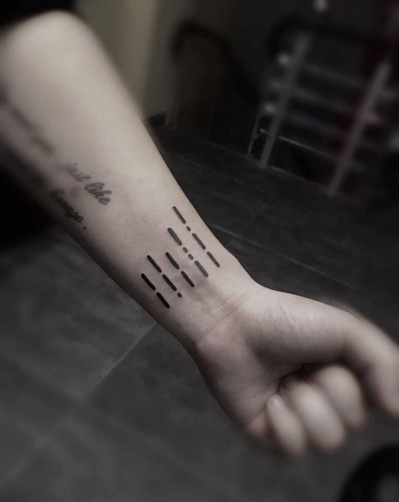 修改遮盖纹身图片_手臂点刺几何纹身图案