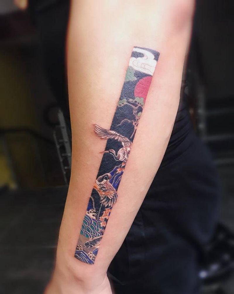 小彩条纹身图片_手臂老传统纹身图案