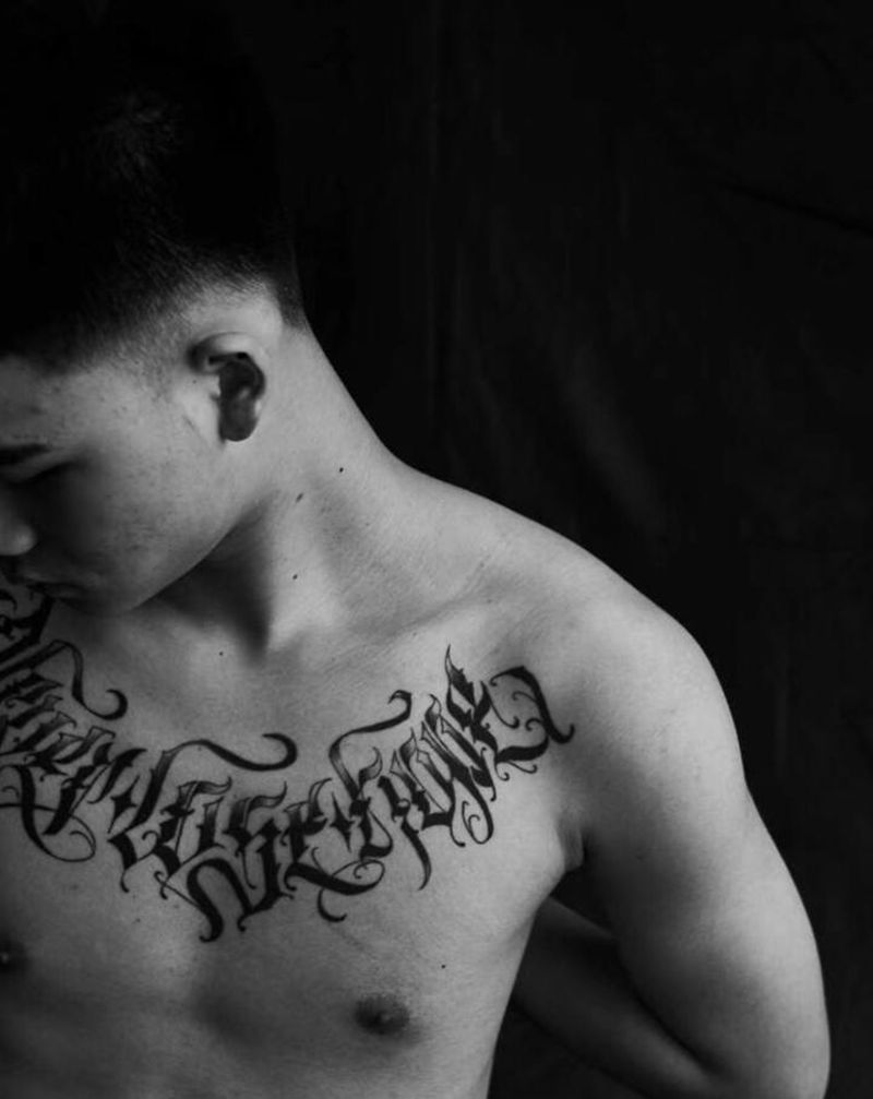 花体字纹身图片_胸部背部花体字纹身图案