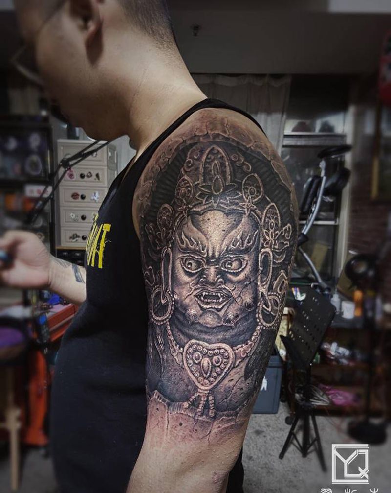 石雕黄财神纹身图片_肩部腰部新传统黄财神石雕半甲花臂纹身图案