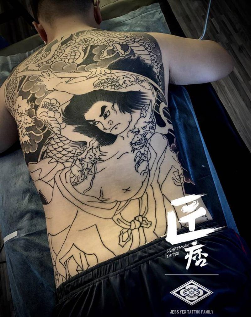 九纹龙与龙纹身图片_背部臀部老传统纹身图案