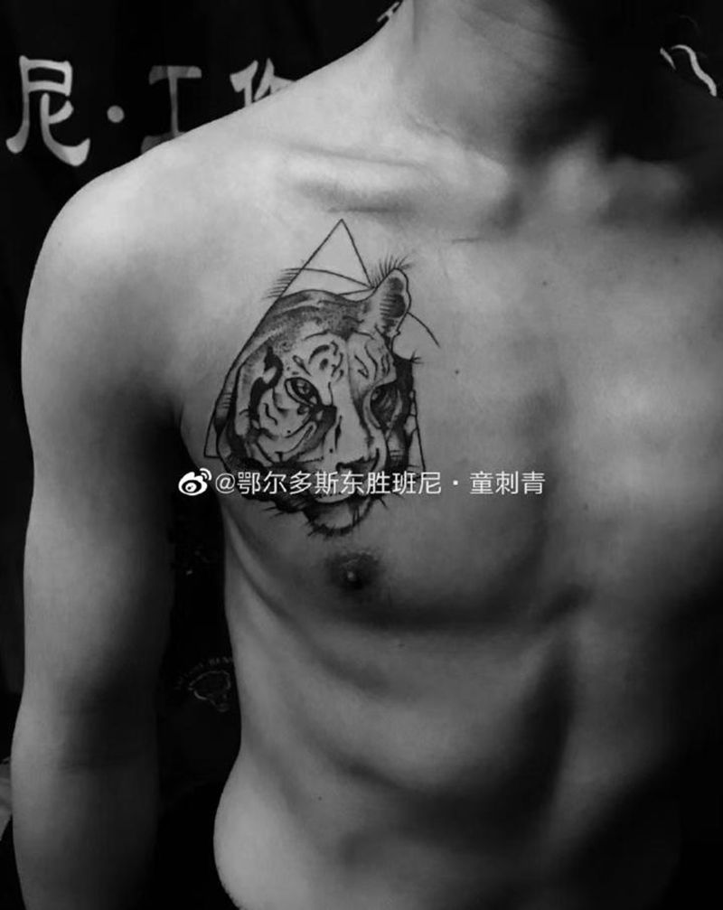 几何虎头纹身图片_胸部纹身图案