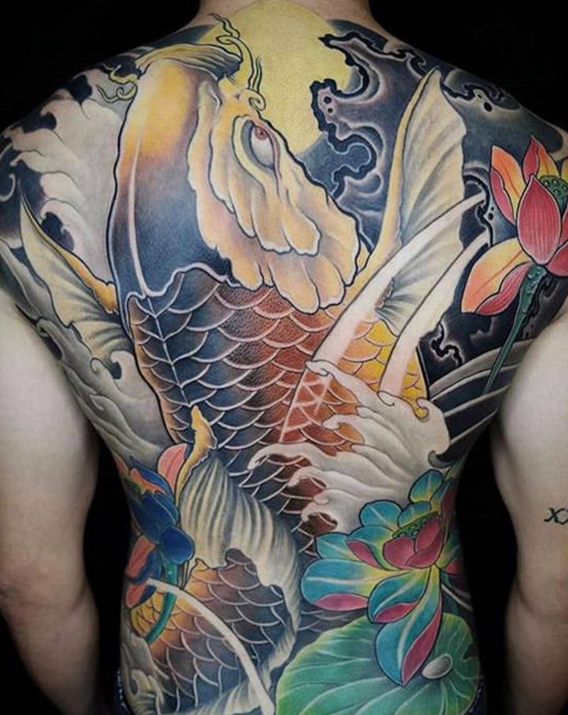 满背彩色大鲤鱼纹身图片_背部纹身图案