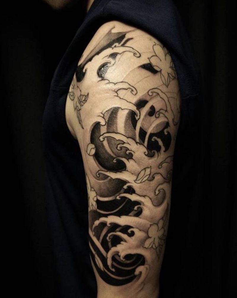 水浪包大臂纹身图片_手臂新传统纹身图案