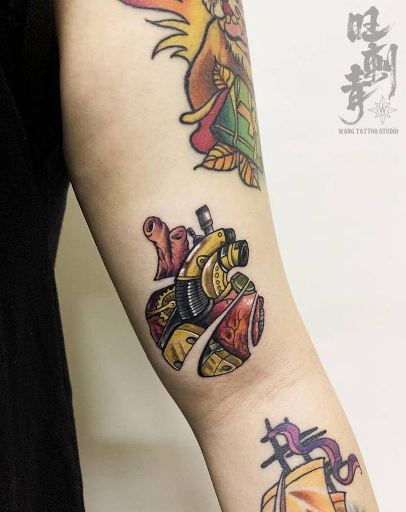 new school 机械心脏纹身图片_手臂New School心脏纹身图案