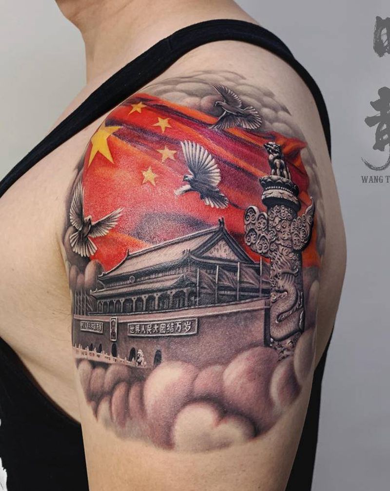 五星红旗迎风飘扬纹身图片_手臂欧美写实天安门五星红旗纹身图案
