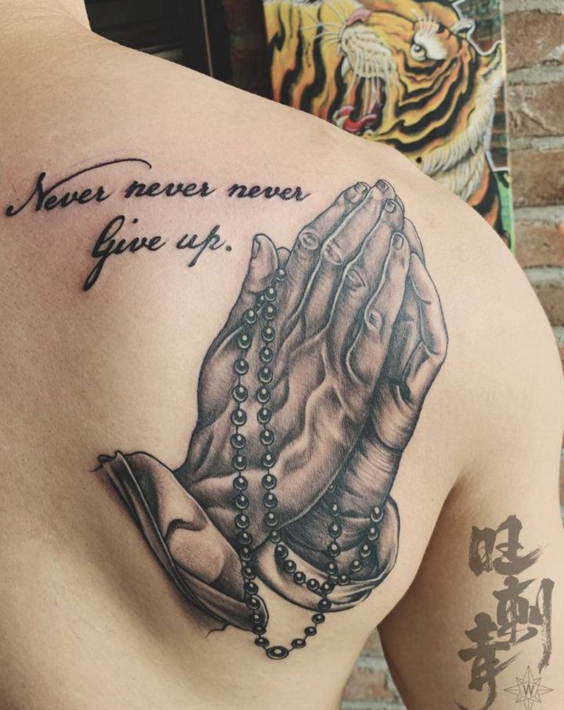 祈祷之手纹身图片_背部欧美写实祈祷手纹身图案