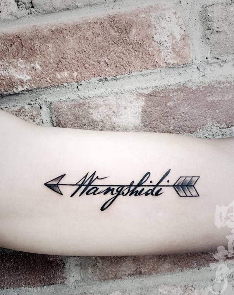 箭与英文纹身图片_手臂花体字几何箭英文纹身图案