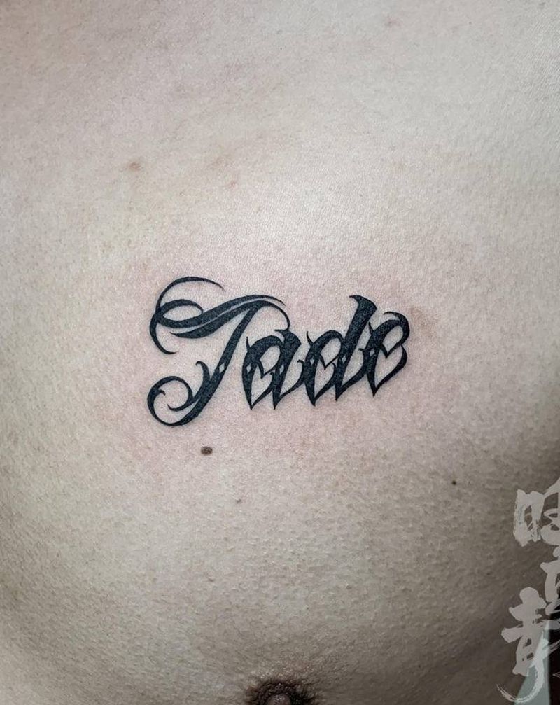 前胸花体字纹身图片_胸部花体字纹身图案