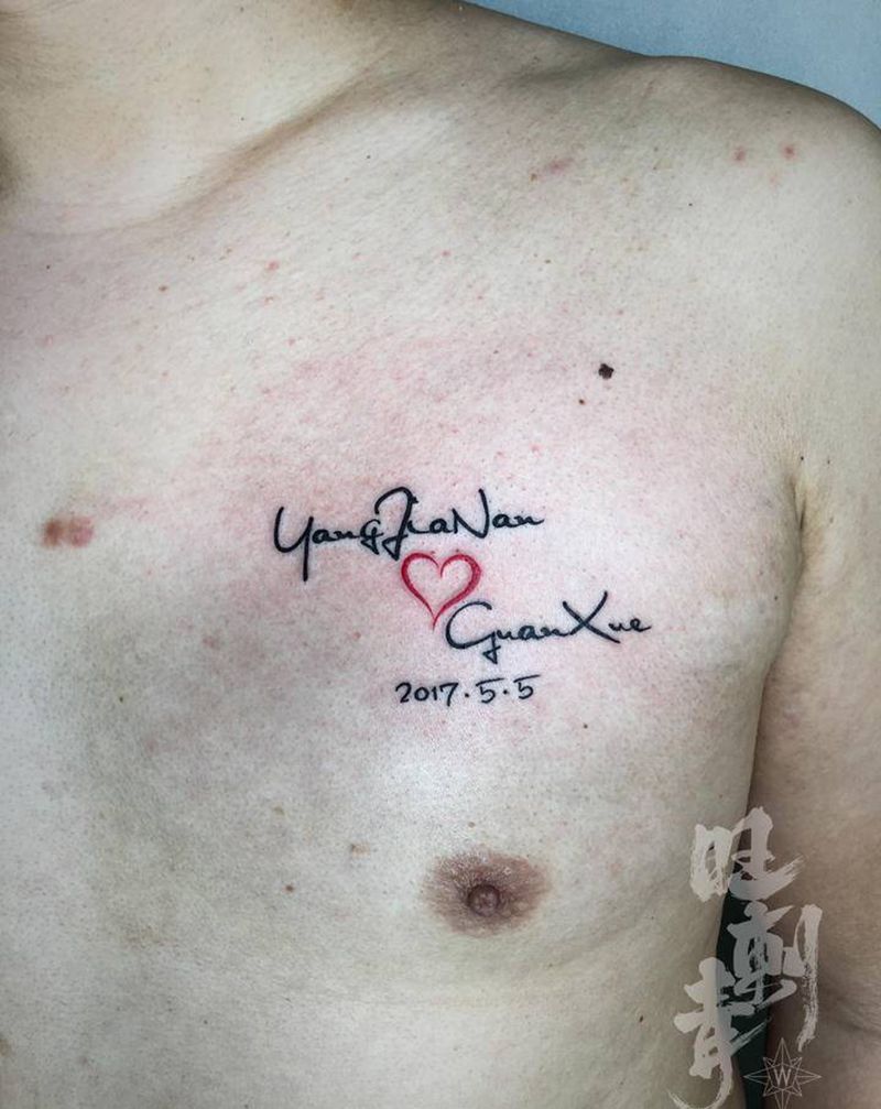 爱纹身图片_胸部花体字纹身图案