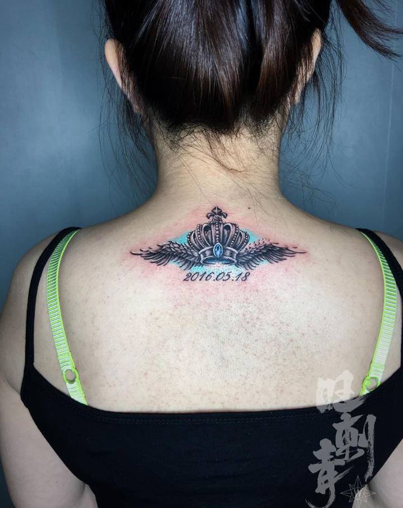 皇冠 日期  翅膀纹身图片_颈部背部欧美写实翅膀皇冠纹身图案