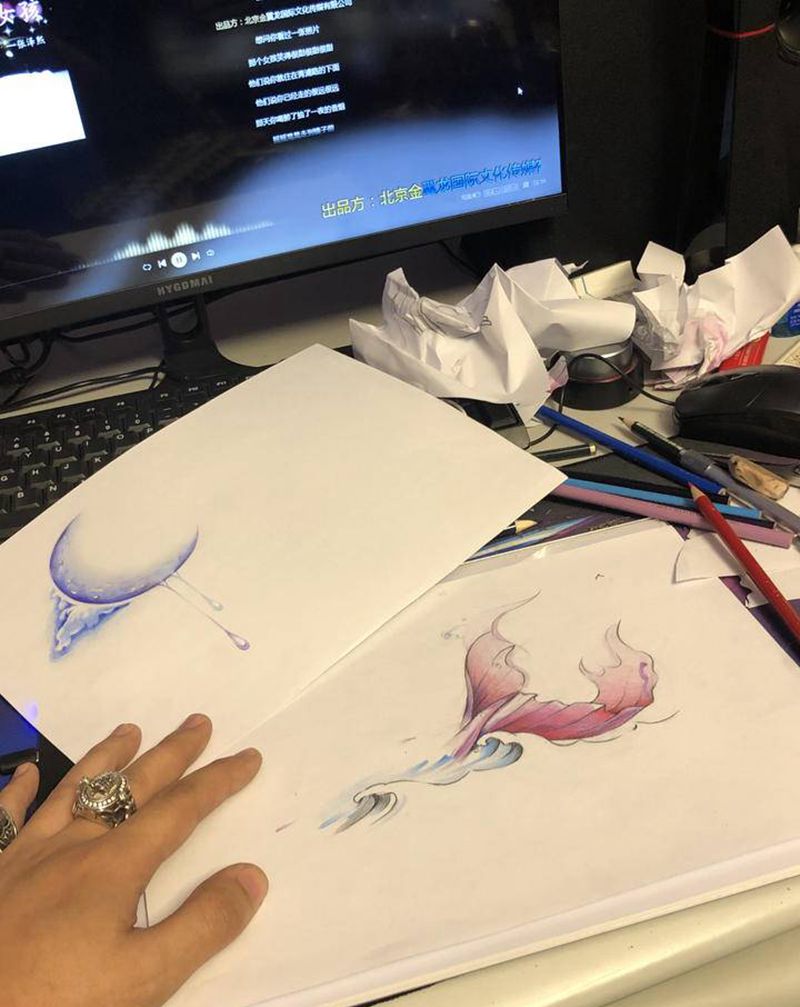 月亮/鱼尾纹身图片_胸部腿部水彩水墨纹身图案