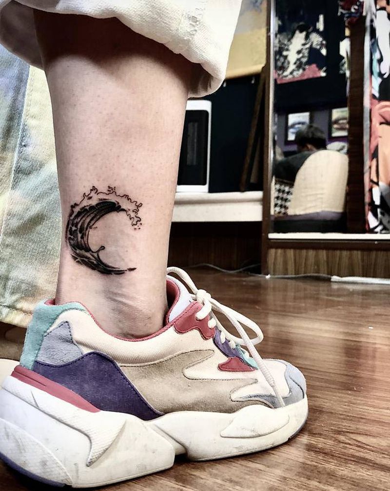 水浪纹身图片_脚部点刺水墨纹身图案