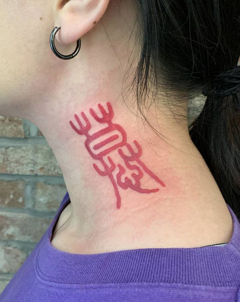 篆字《慕》纹身图片_颈部彩色字体纹身图案