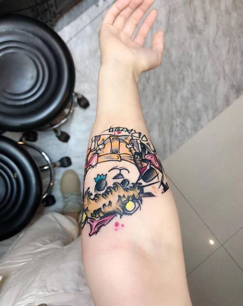 遮盖纹身图片_手臂New School海贼王柯拉松罗纹身图案