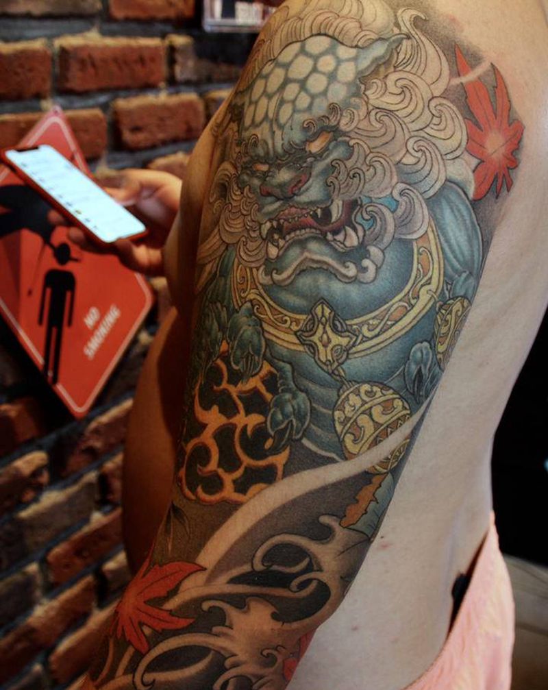 上臂彩色唐狮子纹身图片_手臂新传统小伟刺青纹身图案