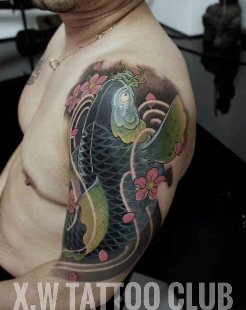 上臂彩色鲤鱼纹身图片_肩部新传统小伟刺青纹身图案