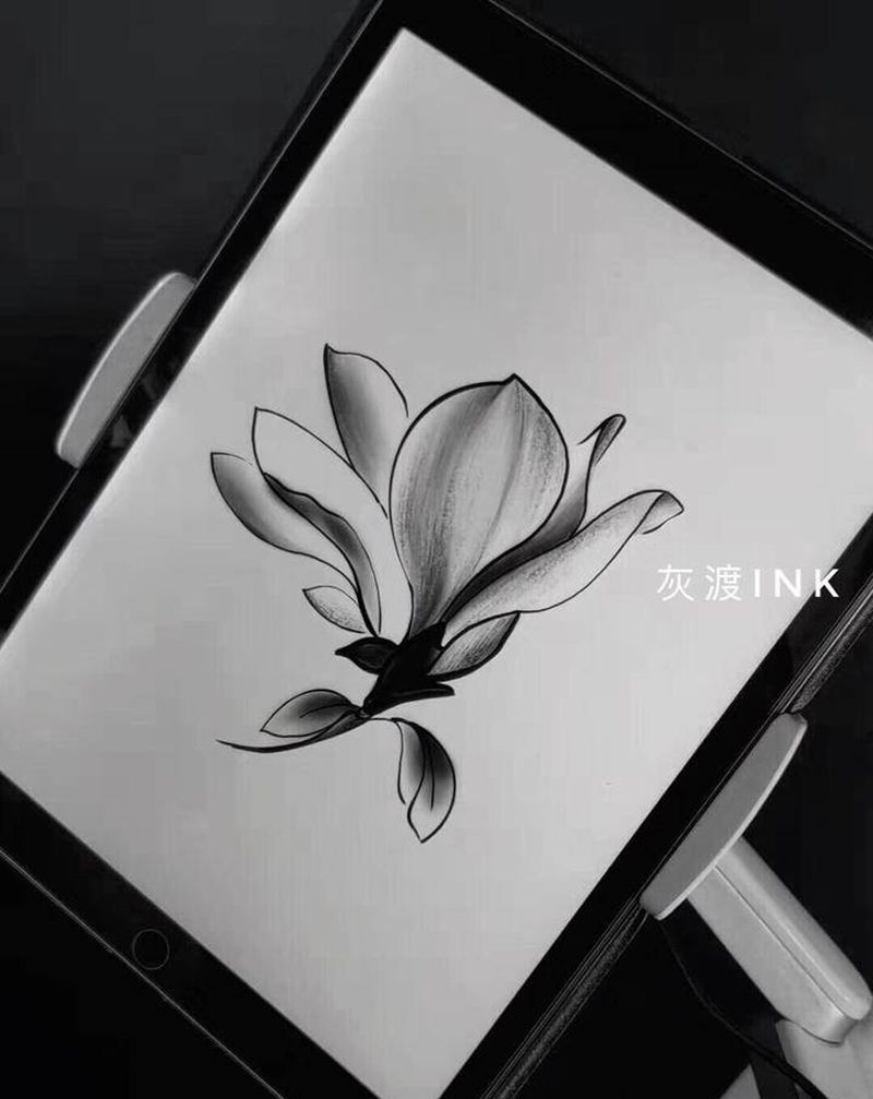 花纹身图片_胸部花体字纹身图案