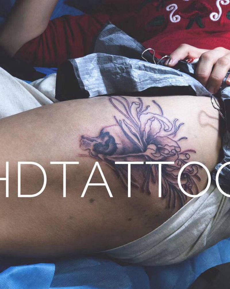 彼岸花纹身图片_腿部水彩水墨纹身图案