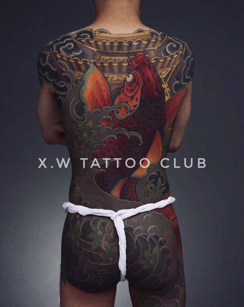 满背鲤鱼纹身图片_背部老传统小伟刺青驻店师纹身图案