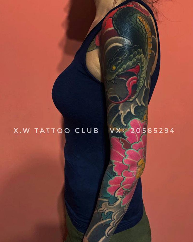 蛇盘牡丹花臂纹身图片_手臂新传统小伟刺青小伟作品纹身图案