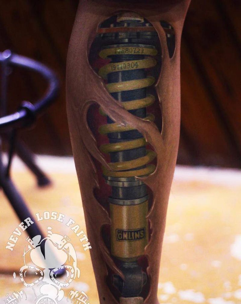 写实避震器纹身图片_腿部欧美写实小伟刺青小伟作品纹身图案