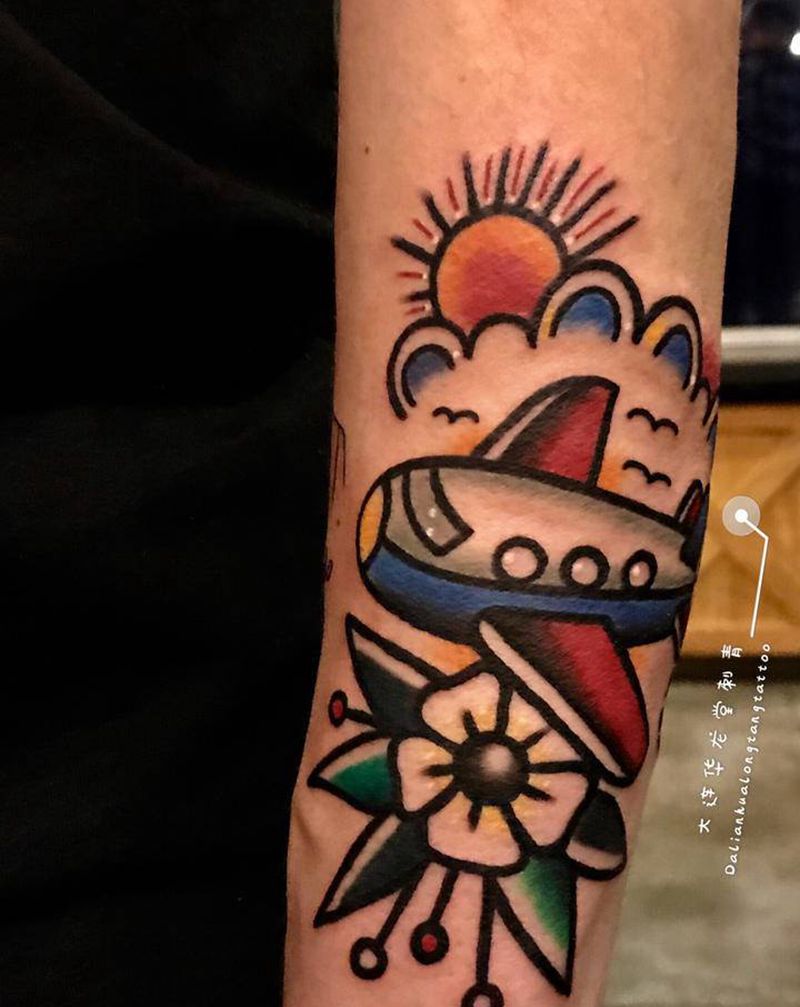 School小飞机纹身图片_手臂Old School纹身图案