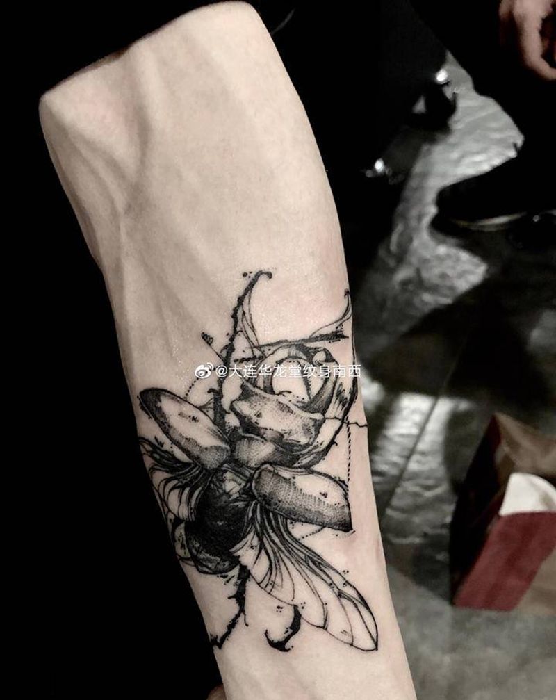 暗黑小昆虫纹身图片_手臂点刺暗黑纹身图案