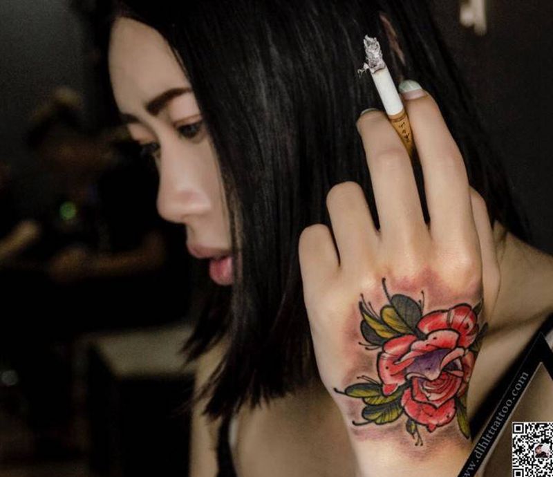 小花纹身图片_手部Old School水彩纹身图案