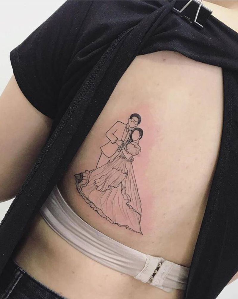 父母婚纱照纹身图片_背部几何老照片父母亲纹身图案