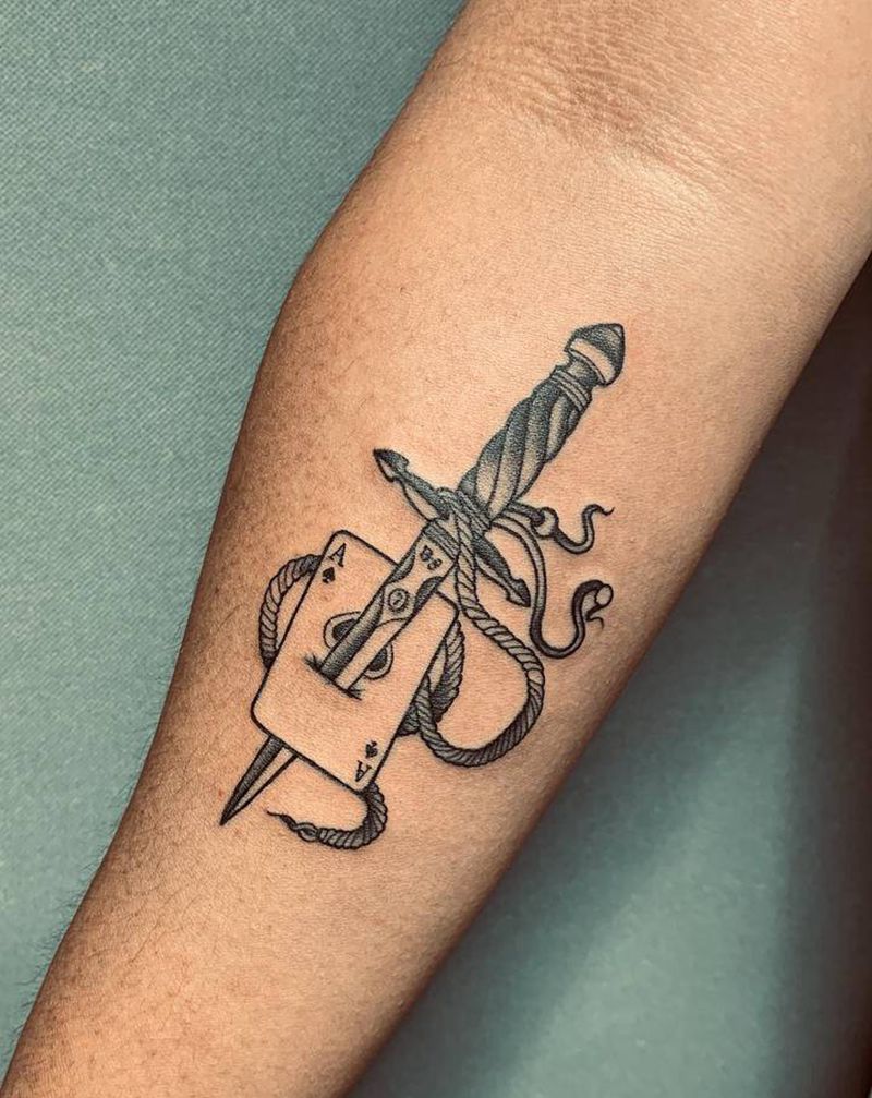 卡牌纹身图片_手臂Old School扑克匕首黑灰纹身图案