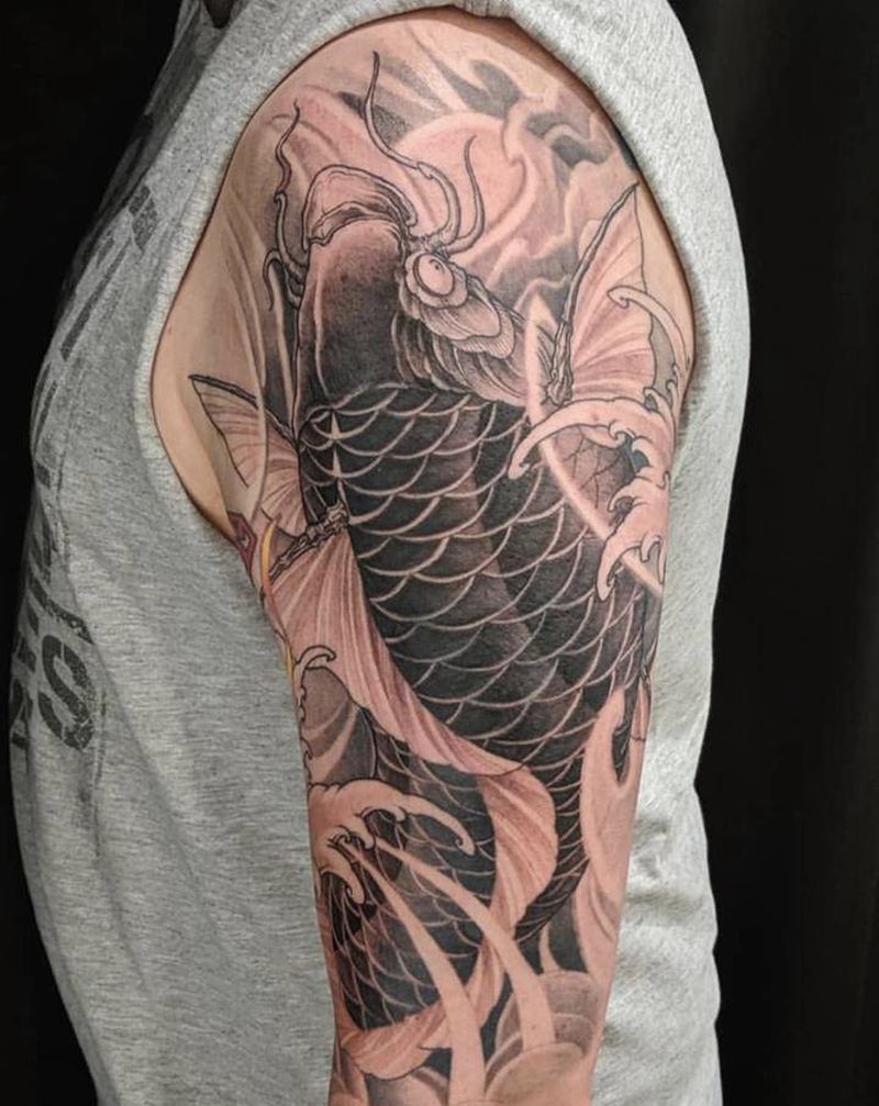 鲤鱼纹身图片_手臂老传统鲤鱼黑灰大臂纹身图案