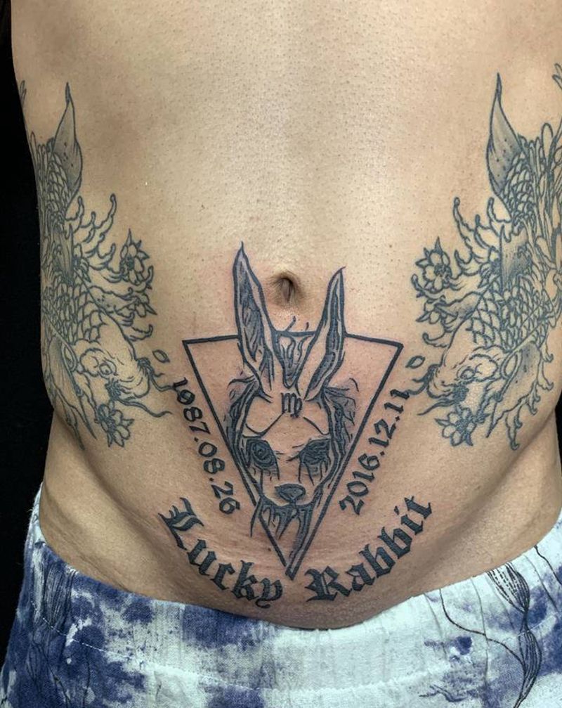 暗黑兔子纹身图片_腹部腰部花体字几何兔子英文暗黑纹身图案
