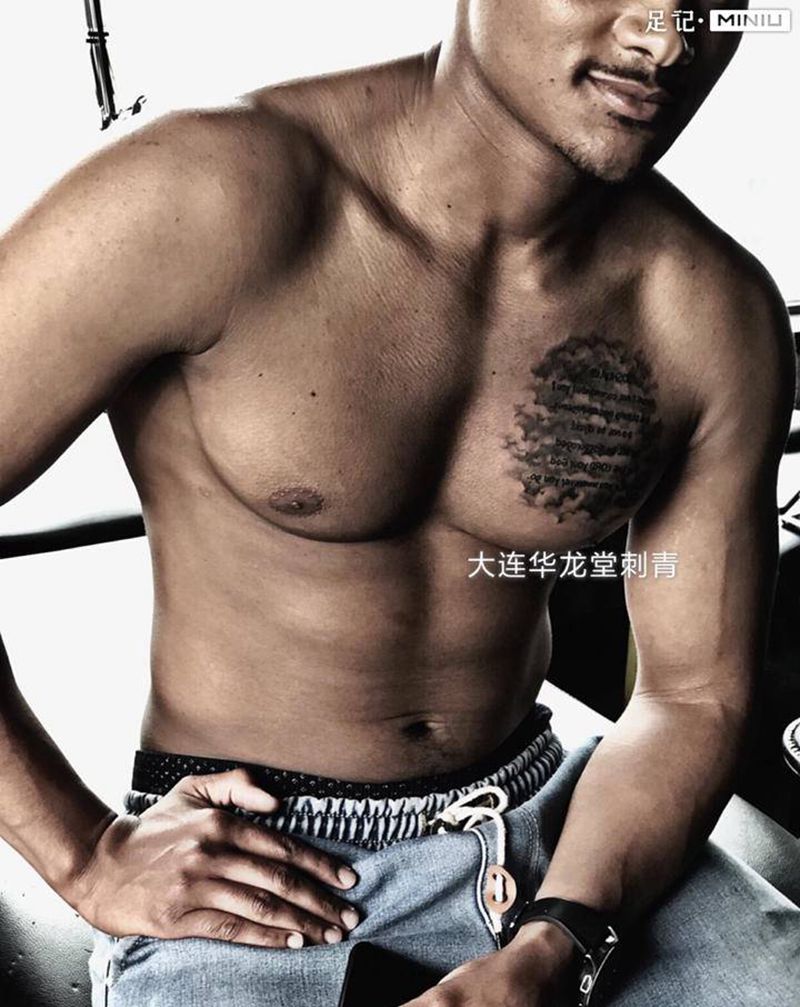 胸前纹身图片_胸部花体字纹身图案