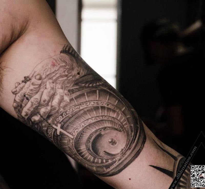 祈祷之手纹身图片_手臂欧美写实纹身图案