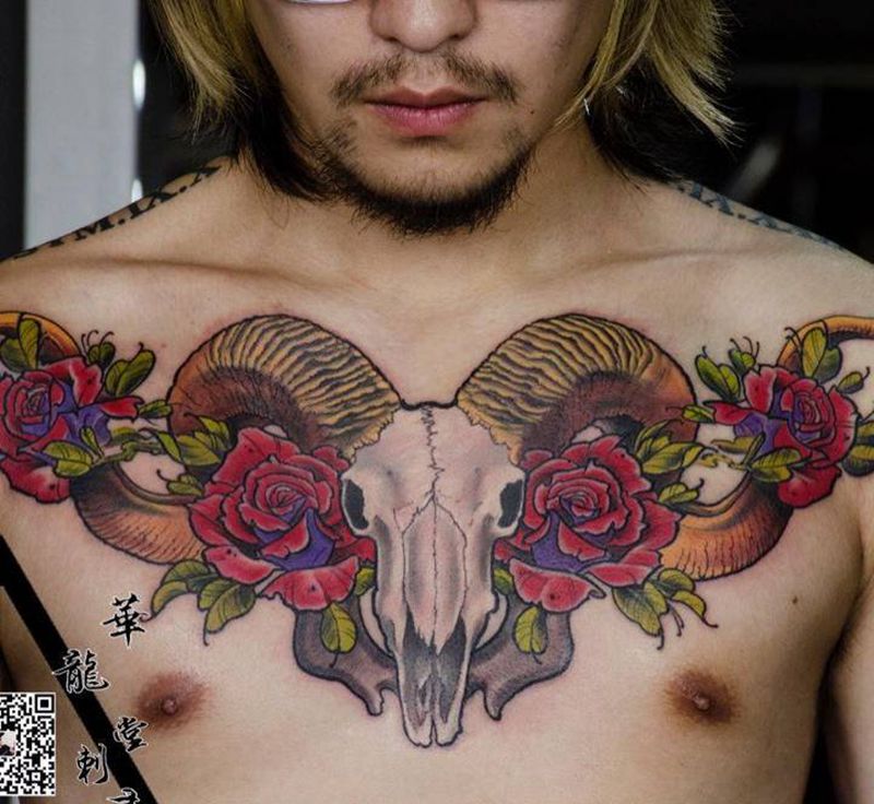 花胸羊头纹身图片_胸部新传统水彩纹身图案