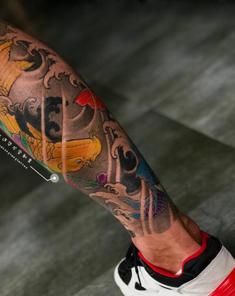 大连华龙堂刺青纹身图片_腿部传统鲤鱼纹身图案