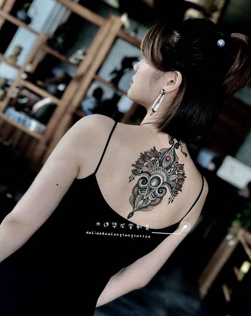 后背纹身图片_背部几何纹身图案