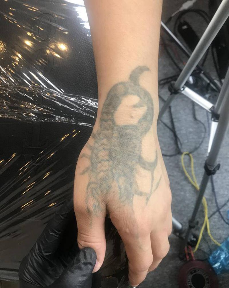 暴力遮盖纹身图片_手部手臂欧美写实New School虎口豹子覆盖纹身图案