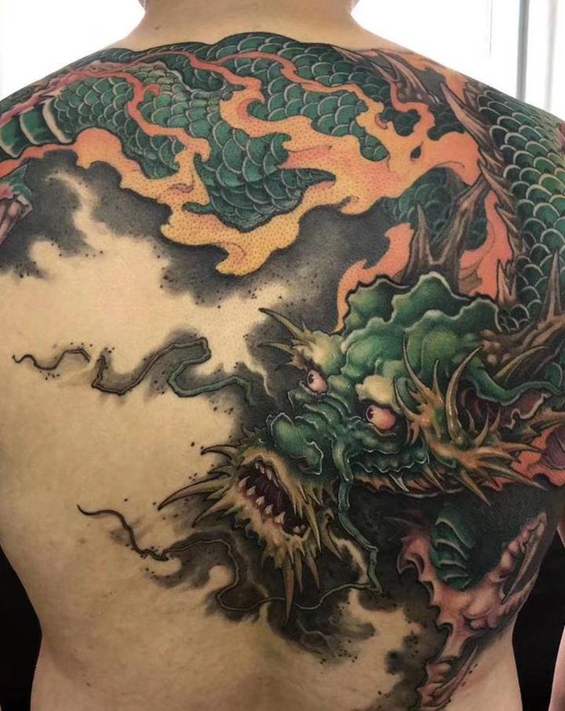 半背龙纹身图片_背部新传统纹身图案