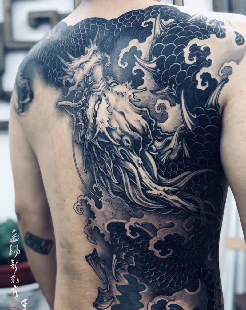 龙纹身图片_背部新传统纹身图案