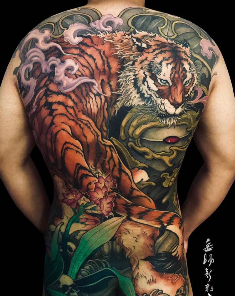满背虎纹身图片_背部新传统纹身图案